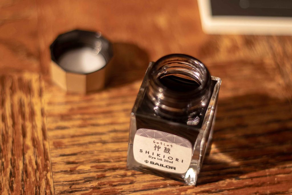 Flacon de l'encre Chushu de la gamme Shikiori de Sailorl.