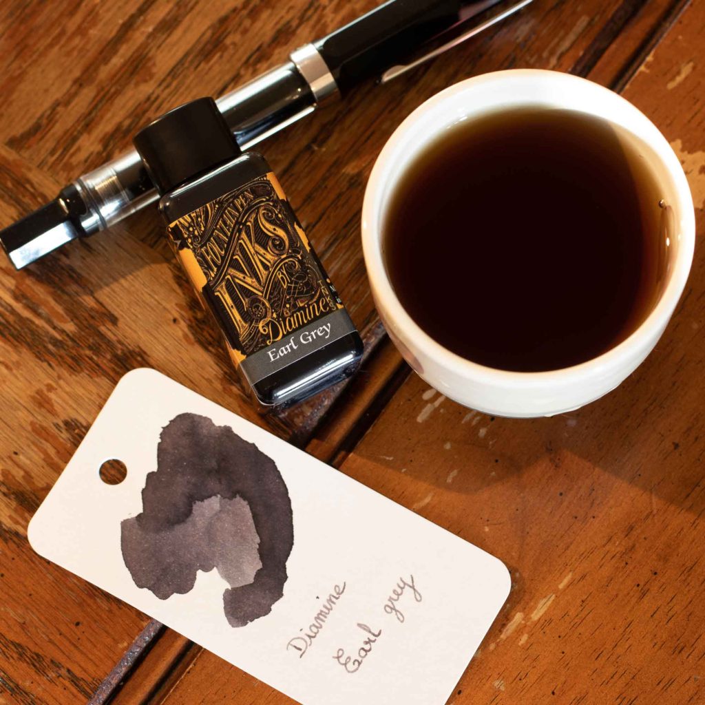 L'encre Earl Grey De Diamine, un Twsbi Eco, et une tasse de thé.