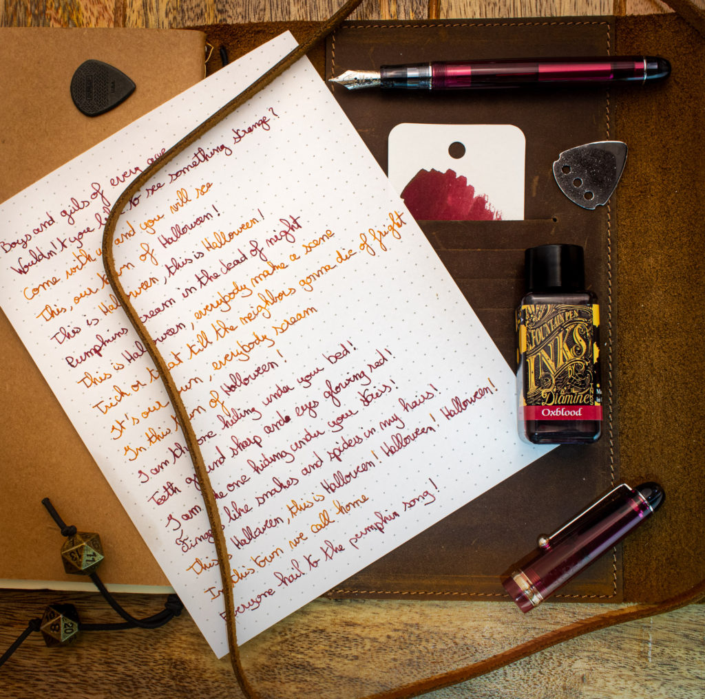 Paroles de la chanson "Halloween" sur un carnet de note en cuir, avec l'encre Diamine Oxblood et un Pilot Custom 74.