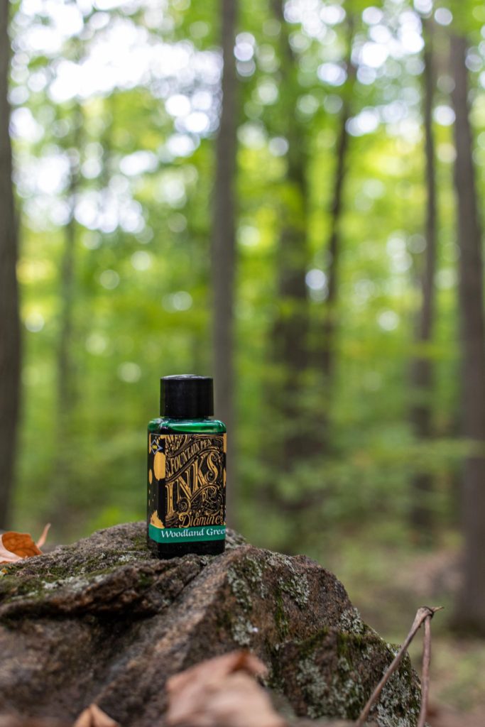 Flacon Diamine Woodland Green sur une roche