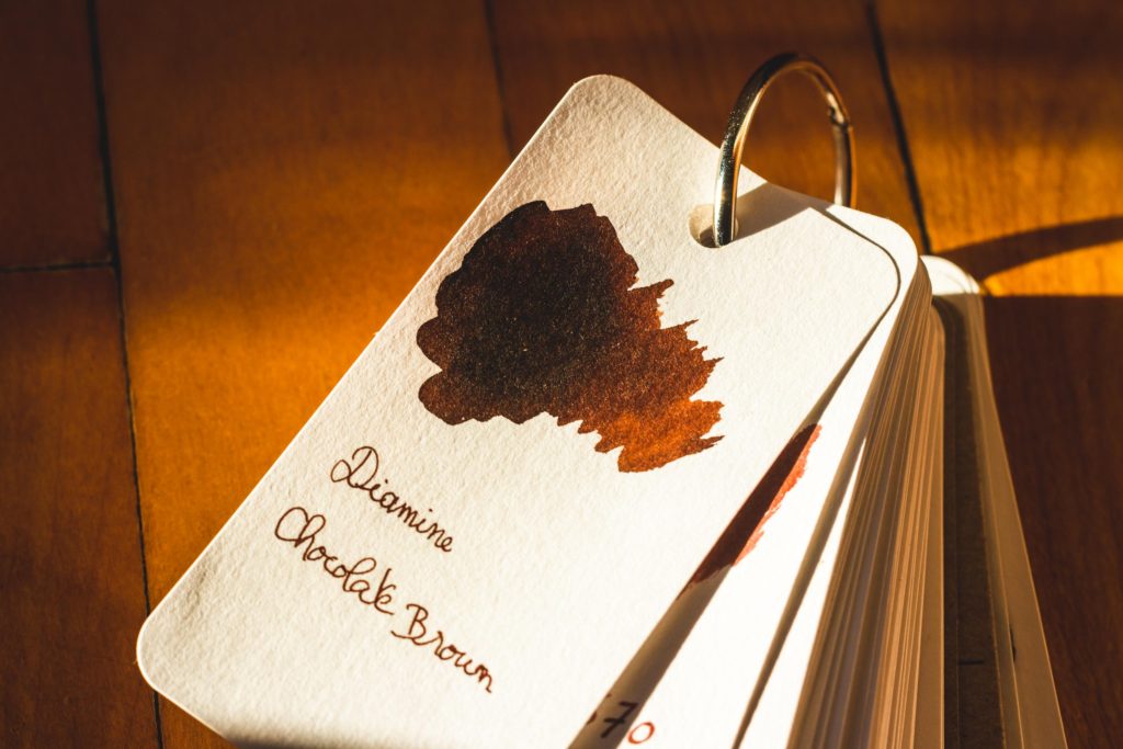 Tache d'encre Chocolate Brown de Diamine sur le papier du Col-o-ring ink testing book