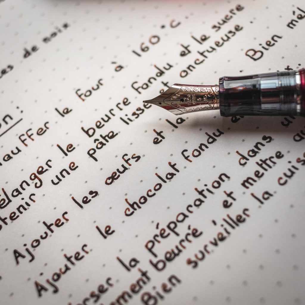 Gros plan montrant les nuances de l'encre Chocolate Brown de Diamine