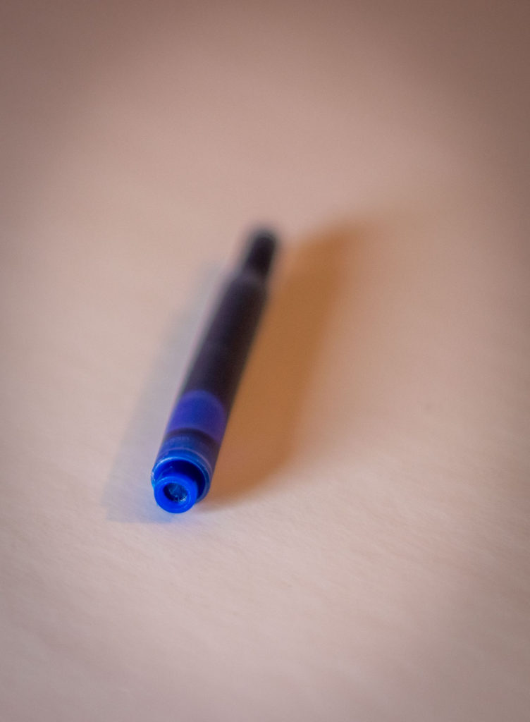 Gros plan d'une cartouche bleu Lamy