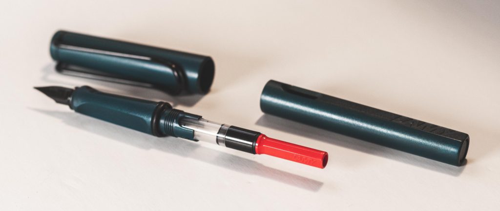 Photo d'un Lamy Safari et son convertisseur propriétaire Z28