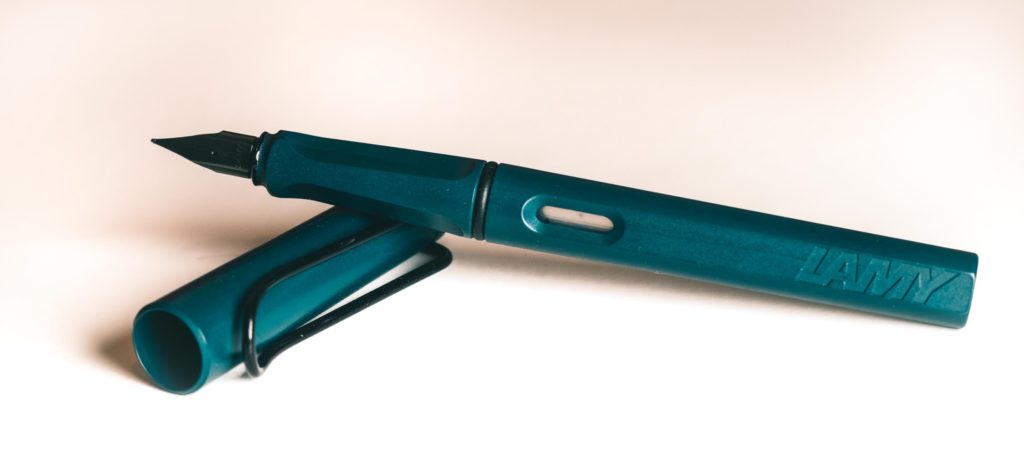 Photo d'un Lamy Safari Petrol, posé sur son bouchon.