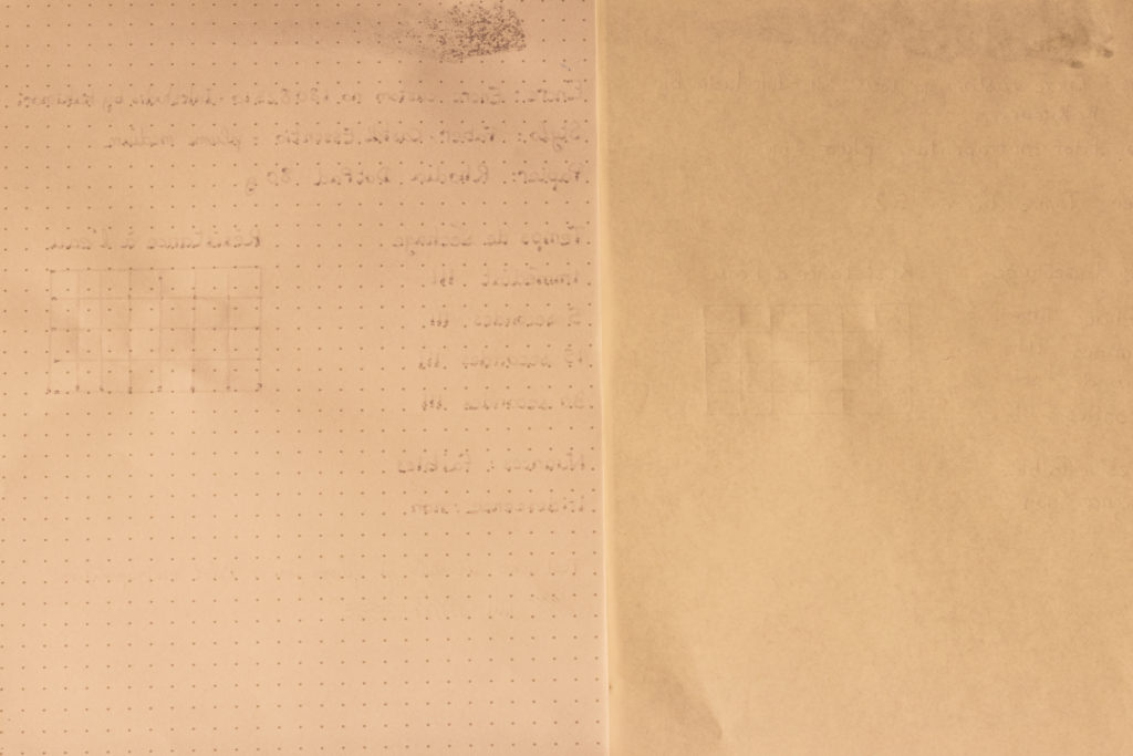 Dos des feuilles de tests : à gauche Rhodia et à droite Tomoe River