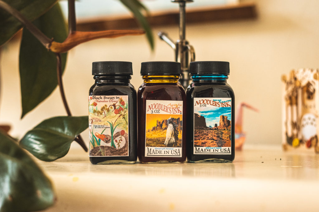 Photo de trois encres de Noodler's Ink, Black Swan in Australian Roses, Apache Sunset et Navajo Turquoise.