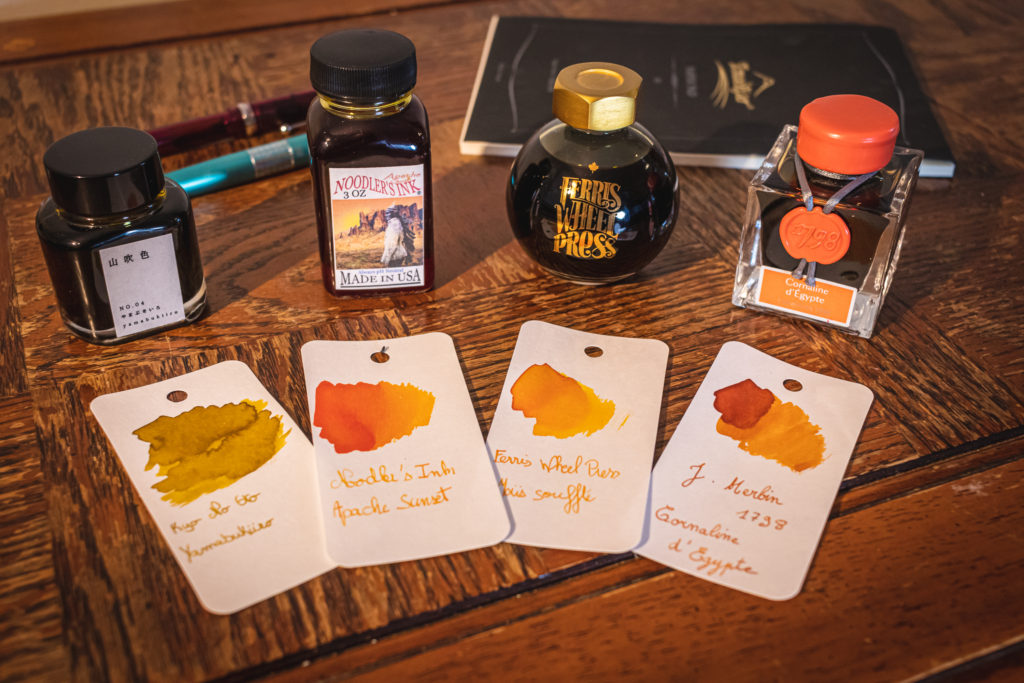 Photos de plusieurs encres dans les teintes jaune/orange. La Yamabukiiro de Kyo No Oto, la Apache Sunset de Noodler's Ink, la Maïs Soufflé de Ferris Wheel Press et la Cornaline d'Egypte de J.Herbin.