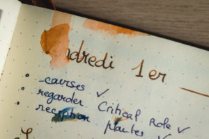 Tâche d'eau sur texte écrit avec l'encre Caffe crema