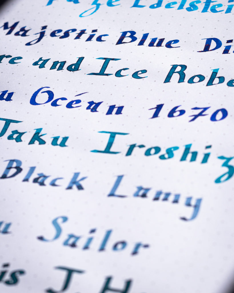 Calligraphie avec une variété d'encre dans les teintes bleues.