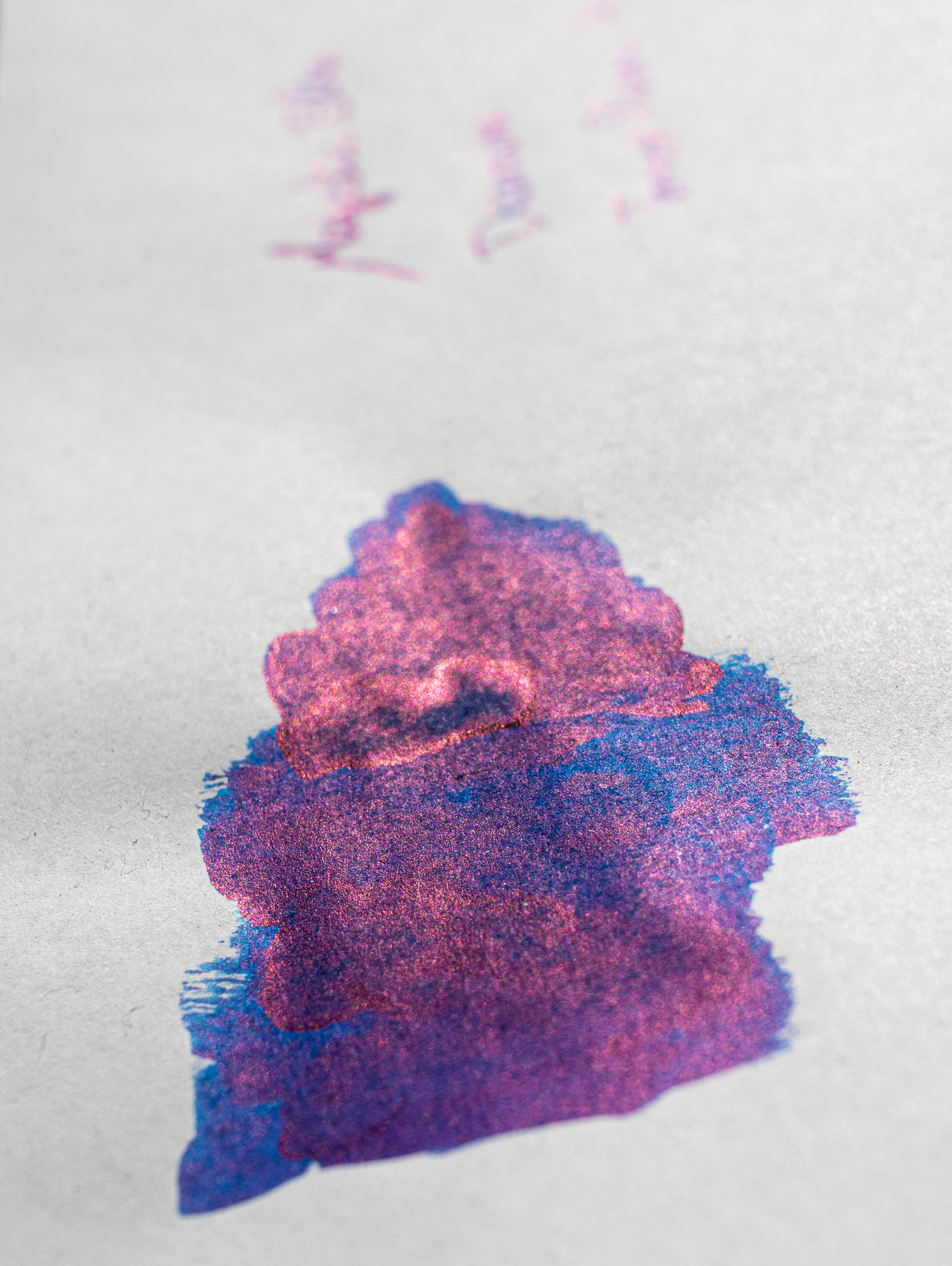L'irisdescence de la Diamine Majestic Blue