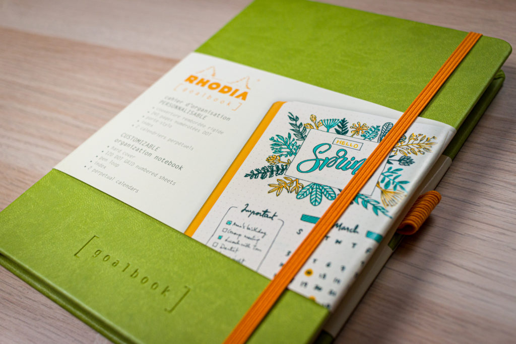 Un carnet Rhodia Goalbook Vert Anis fraîchement sorti de son emballage plastique